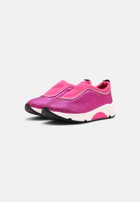 Zapatillas de deporte rosas sin cordones con un upper brillante, un panel de tela suave, una media suela blanca y una suela de goma negra para mayor agarre.