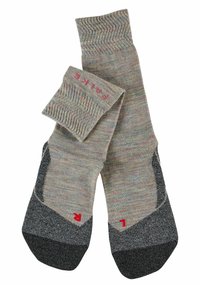 Calcetines multicolores con parte superior acanalada y secciones de talón y puntera en gris oscuro. Presenta un logo rojo en un lateral. Fabricados con tela texturizada.