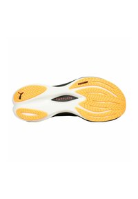 Sole di scarpa sportiva in bianco e nero con un motivo di trazione in gomma arancione, dotata di un logo PWRPLATE nero centrale e scanalature per la flessibilità.
