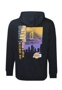 Felpa nera con cappuccio caratterizzata da un design a gradiente con colori viola e giallo. Presenta il testo "Los Angeles Lakers" e una silhouette dello skyline.