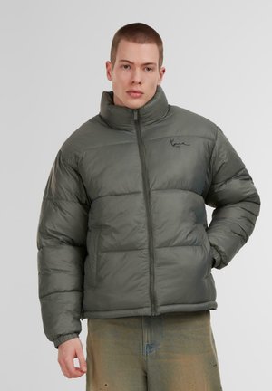 Grau gepolsterte Jacke mit hohem Kragen, vollem Frontreißverschluss und elastischen Bündchen. Strukturiertes Material mit einem Logo auf der Brust und seitlichen Taschen.