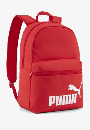 Rød rygsæk med to lynlåsrum, justerbare stropper og hvidt Puma-logo og springende kat på forlommerne.
