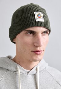 Nevybráno, military green