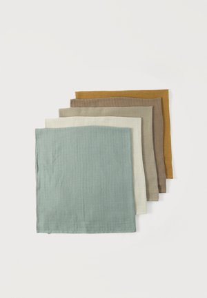 Pět složených čtvercových látek v přírodních tónech — modré, krémové, béžové, hnědé a hořčicové — naskládaných do vějířovitého tvaru na bílém pozadí.