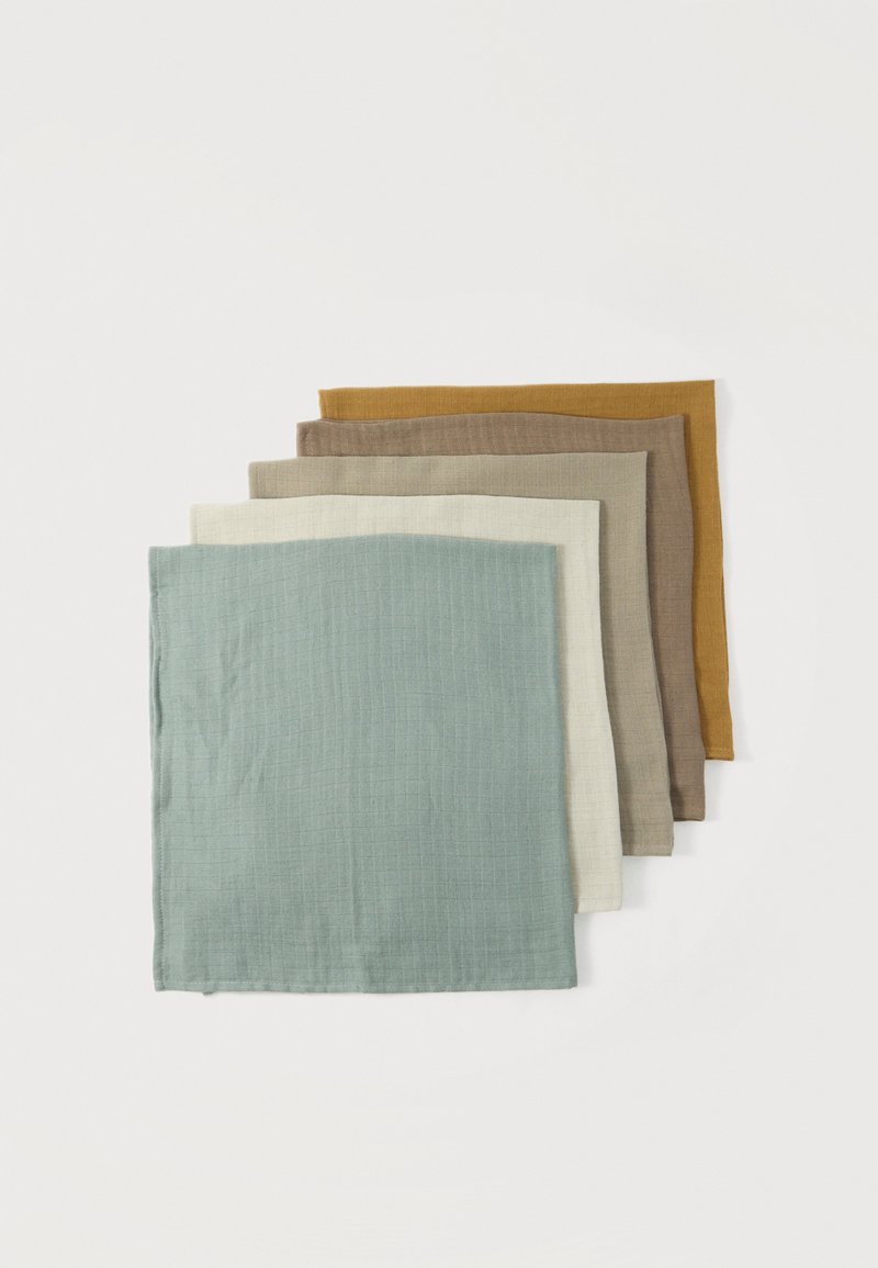 Cinci pânze pătrate pliate în tonuri pământii — albastru, crem, bej, maro și muștar — așezate în formă de evantai pe un fundal alb.