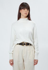 INFLUENCER TURTLENECK CABLE - Strickpullover - white