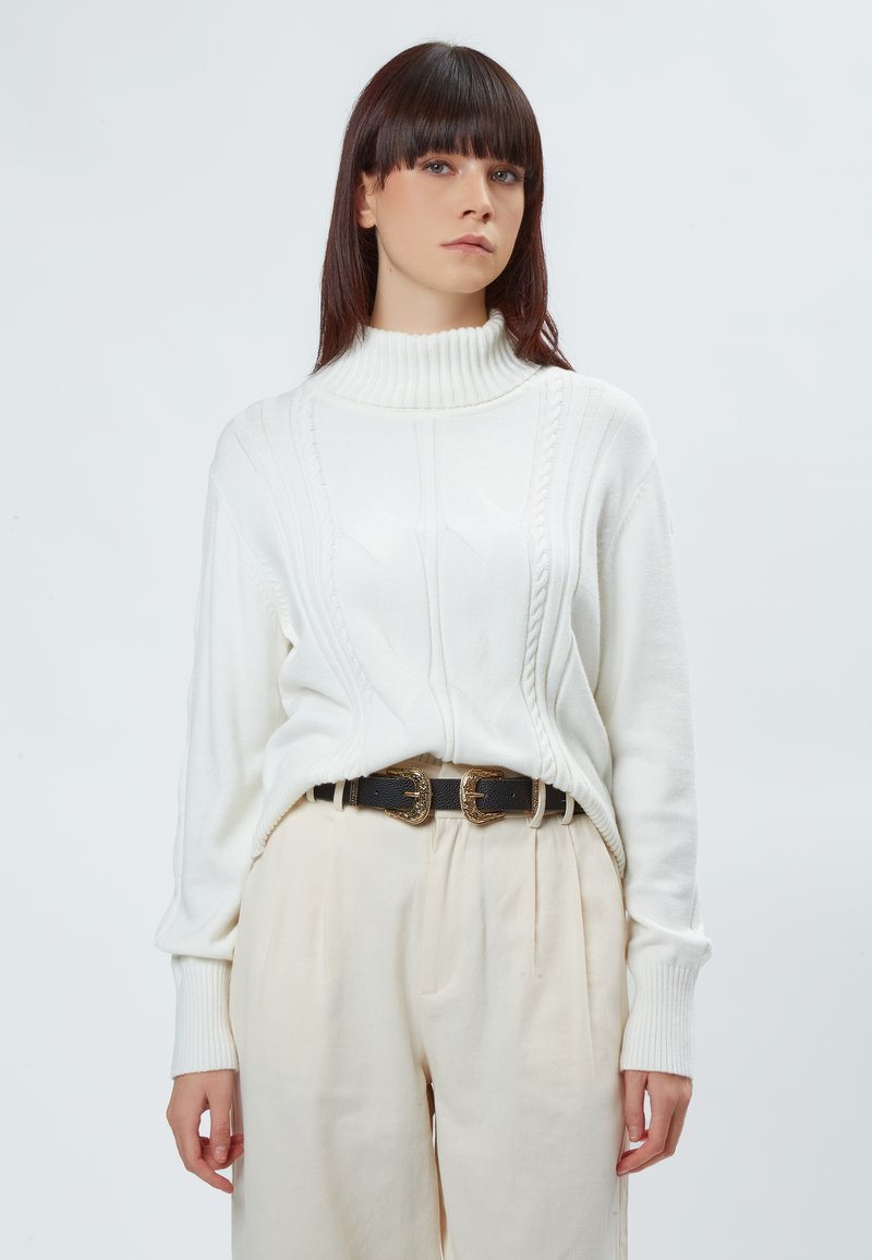 INFLUENCER TURTLENECK CABLE - Strickpullover - white