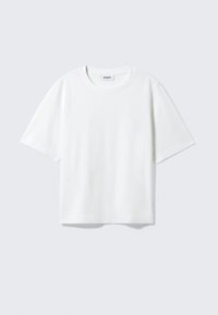White short-sleeve t-shirt in soft cotton fabric, featuring a round neckline and relaxed fit with straight hem, plain without patterns or graphics.