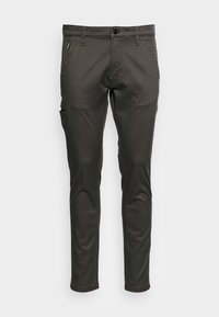 Pantaloni slim-fit grigio scuro realizzati in misto cotone, con una tasca frontale e una tasca cargo laterale. Texture liscia con un design classico.