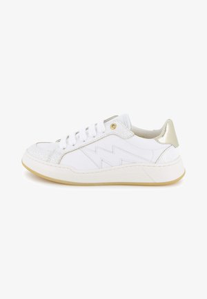 Witte sneaker met een gestructureerde neus, metallic gouden accenten op de hiel, platte veters en een contrasterende gum zool. Heeft zigzagontwerp elementen.