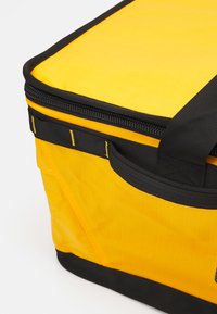 The North Face BASE CAMP GEAR BOX L - Kelioninis krepšys - summit gold/black