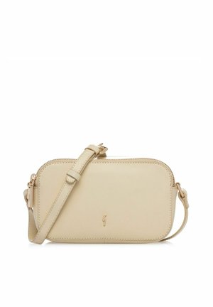 Beżowa prostokątna skórzana torba na ramię z regulowanym paskiem i małym metalowym logo z przodu, na jednolitym tle.