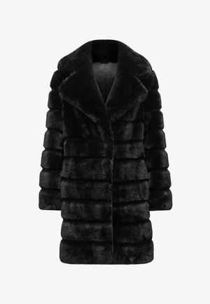 Juodas dirbtinio kailio paltas, pasižymintis puriu, griovelinio tekstūros paviršiumi, plačia apykakle ir tiesia siluetu. Nėra matomų metalinių detalių ar puošmenų.