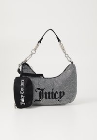 Svart och silverfärgad pärlhandväska med en böjd form, med en kedjeslinga och "Juicy Couture"-logotypen i fet svart text. Inkluderar en liten ficka.