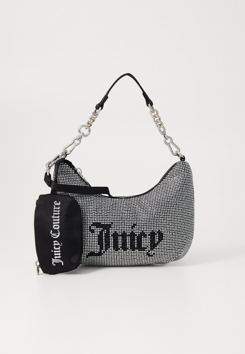 Borsa a perline nera e argento con una forma curva, dotata di una tracolla a catena e del logo "Juicy Couture" in bold nero. Include una piccola pochette.