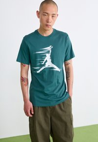 Jordan CREW - Apdrukāts T-krekls - oxidized green/sail