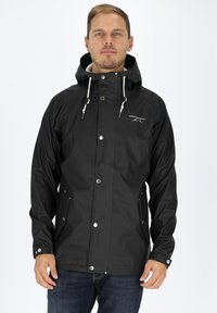 Czarna wodoodporna kurtka z kapturem, zapinana na zatrzaski, z przednimi kieszeniami i białymi troczkami. Logo marki umieszczone na piersi.