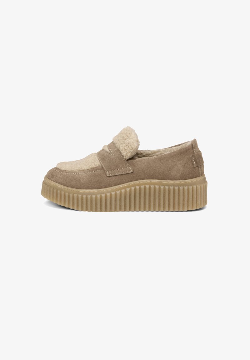 Beige Slipper mit einem strukturierten Wildleder-Obermaterial, Fleece-Details und einer gerippten Gummisohle. Das Design verfügt über eine abgerundete Zehenpartie und ein gepolstertes Innenfutter.
