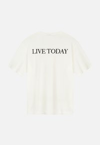 Witte katoenen t-shirt met ronde hals en korte mouwen, met "LIVE TODAY" in vetgedrukte zwarte letters op de achterkant.