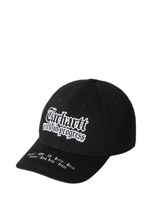 Czarna czapka z daszkiem z białym logo „Carhartt work in progress” na przodzie oraz małymi nazwami miast nadrukowanymi na daszku.