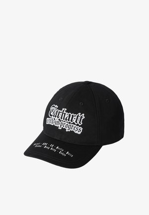 Czarna czapka z daszkiem z białym logo „Carhartt work in progress” na przodzie oraz małymi nazwami miast nadrukowanymi na daszku.