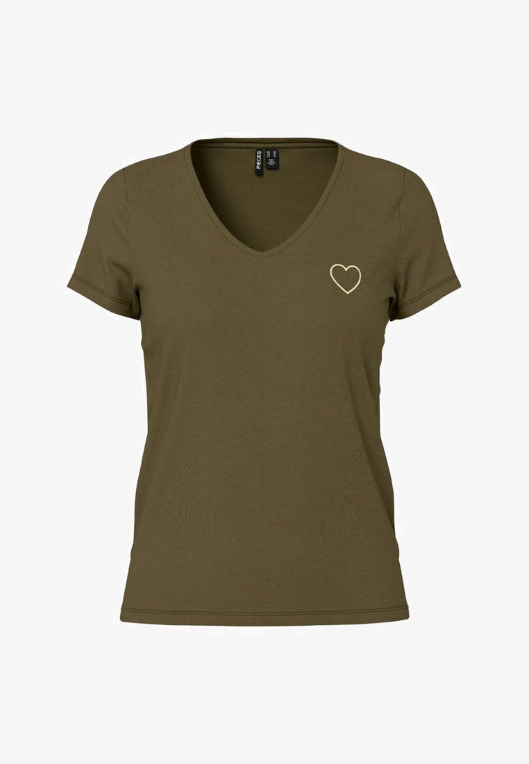 T-shirt vert olive à col en V, à manches courtes, fabriqué en coton doux. Met en avant une petite broderie en forme de cœur doré sur la poitrine gauche.