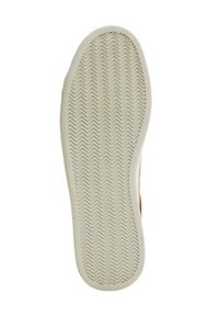 Suola esterna in gomma bianca con un motivo a spina di pesce. Bordi lisci che si assottigliano verso la punta, texture minimale con una forma arrotondata.