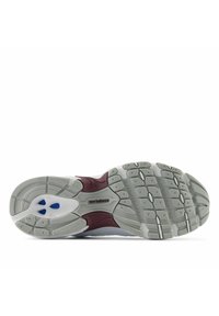 Suola della scarpa sportiva in grigio e borgogna; presenta un battistrada in gomma testurizzata, accenti blu e un logo centrale, progettata per offrire trazione e stabilità.