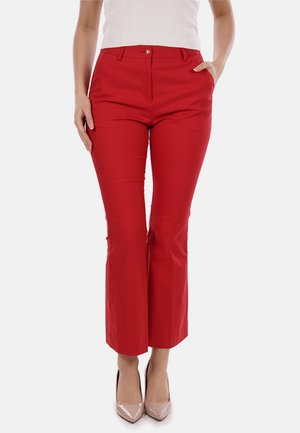 Pantaloni rossi con una vestibilità dritta, realizzati in tessuto leggero, dotati di chiusura con bottone e tasche laterali. Texture liscia.