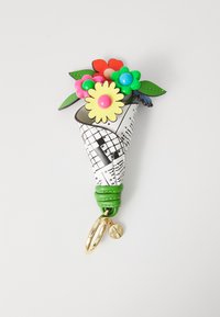 Blomsternøkkelring med flerfargede plastblomster, grønne blader, en kjegleformet base med rutemønster, og en gullnøkkelring.