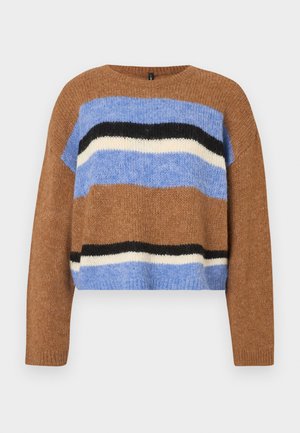 Rudas ir mėlynas dryžuotas trumpas megztinis su apvaliu kaklu. Pasižymi švelnia tekstūra ir plačiomis rankovėmis su juodais ir baltais akcentiniais dryžiais.