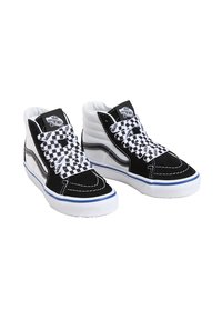 Sneaker alte in bianco e nero con lacci a scacchi, materiali in suede e tessuto, suole in gomma bianca e dettagli di cucitura evidenti.