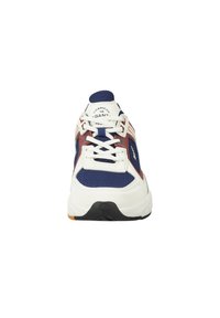 Vorderansicht eines weißen, blauen und roten Sport Sneakers mit weißen Schnürsenkeln und schwarzer Sohlenverzierung.