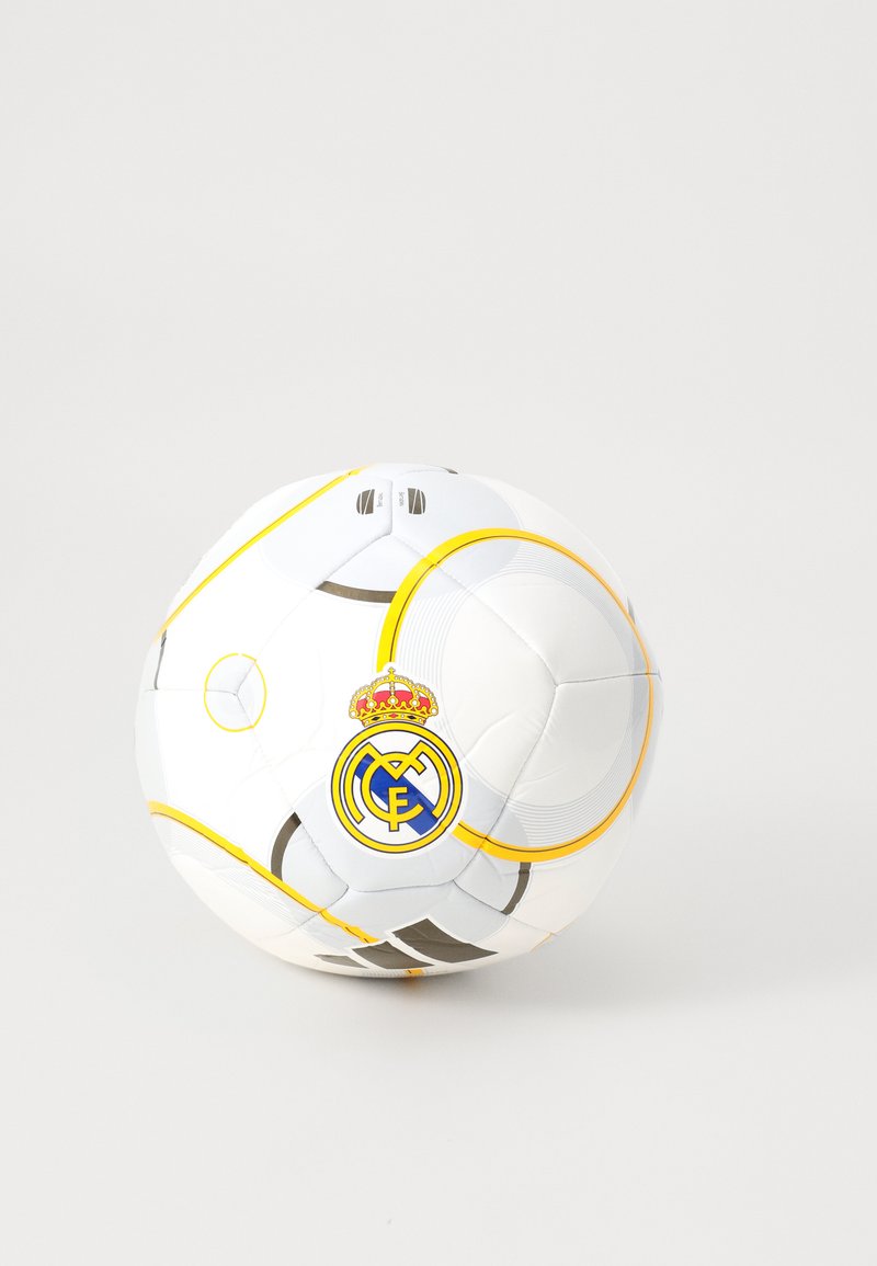 Balle de football blanche avec des accents jaunes et un logo central bleu avec une couronne. Fabriquée en matériau synthétique avec une surface texturée.
