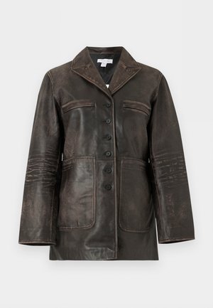 Veste en cuir marron foncé avec fermeture à boutons, deux poches poitrine passepoilées et deux grandes poches plaquées en bas, présentée sur fond blanc.