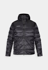 Crni puffer jacket s patentnim zatvaračem, kapuljačom i horizontalnim šavovima. Ima glatku, sjajnu teksturu i logo na lijevoj strani prsa.