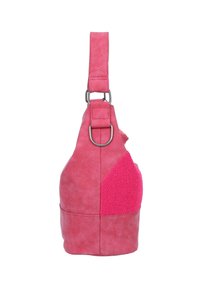 Borsa a secchiello in suede rosa con tracolla regolabile, anelli in metallo argentato e un patch in tessuto strutturato sul lato, su sfondo bianco.