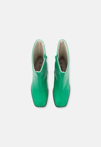 Monki Botas clássicas de cano curto - green