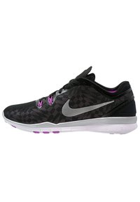Schwarze und lila Sport Schuhe mit einem strukturierten Mesh-Obermaterial, silbernem Swoosh-Logo und einer weißen Zwischensohle mit rosa Akzenten.