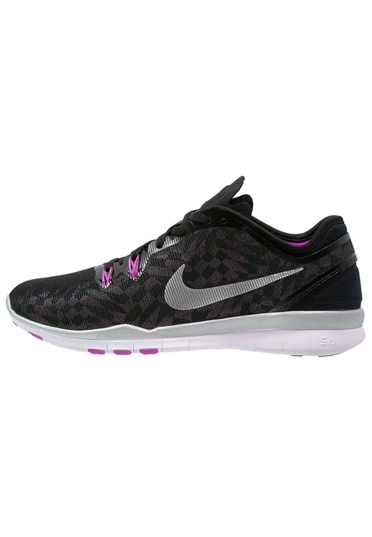 Schwarze und lila Sport Schuhe mit einem strukturierten Mesh-Obermaterial, silbernem Swoosh-Logo und einer weißen Zwischensohle mit rosa Akzenten.