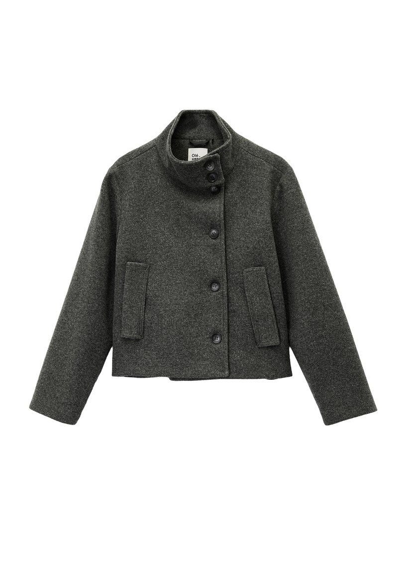 Dunkelgraue Jacke aus Wollmischgewebe mit hohem Kragen, Knopfleiste, zwei vorderen Taschen und kurzem Schnitt mit langen Ärmeln.