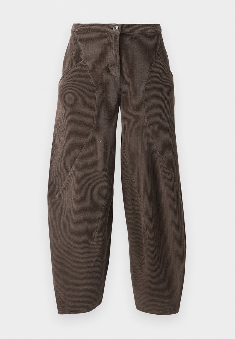 Pantaloni in corduroy marroni a gamba larga con vita alta, chiusura frontale a bottone e dettagli di cucitura angolati sulle gambe.