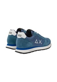 Sneaker in suede blu e nylon con logo triangolare, dettagli bianchi e suola in gomma nera con striscia blu. Modello numero 1968.