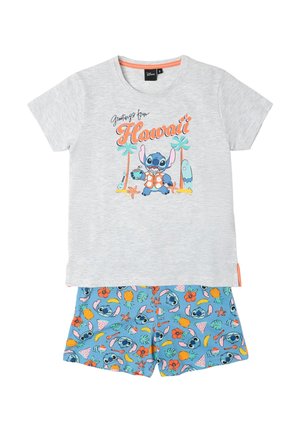 Conjunto de pijama para niños con camiseta gris que muestra a Stitch, palmeras, una tabla de surf y el texto "Saludos desde Hawái"; pantalones cortos azules con un patrón de caras tropicales y de Stitch.