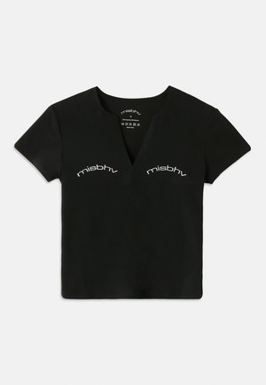 Čierny krátky rukáv V-krk crop top s bielym textom "misbhv" potlačeným dvakrát nad oblasťou hrude.