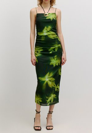 Grünes Blumenmuster-Kleid mit figurbetontem Schnitt, Spaghetti-Trägern und mittellanger Länge. Glattes Material mit Raffungen und verstellbaren Trägern.