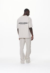 Pegador COLNE LOGO TEE - Apdrukāts T-krekls - washed dust cream