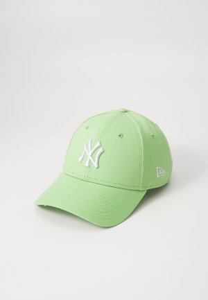 Casquette de baseball verte en tissu avec une visière incurvée. Présente un logo NY brodé en blanc et des détails de couture subtils.