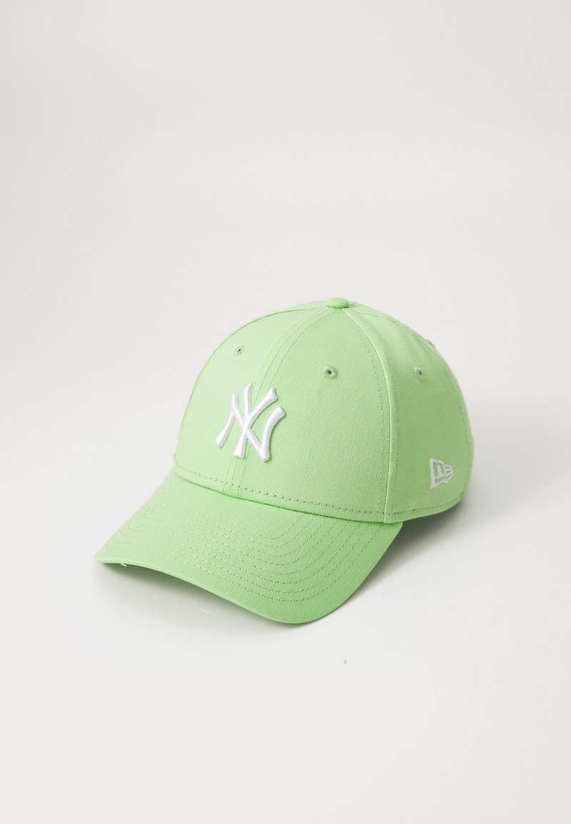 Cappellino da baseball verde in tessuto con visiera curva. Presenta un logo NY ricamato in bianco e dettagli di cucitura sottili.