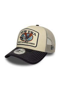 Gorra beige con visera negra que presenta un diseño bordado de un ánade y el texto "NEW ERA QUALITY SPORTING GOODS". Parte trasera ajustable de malla.